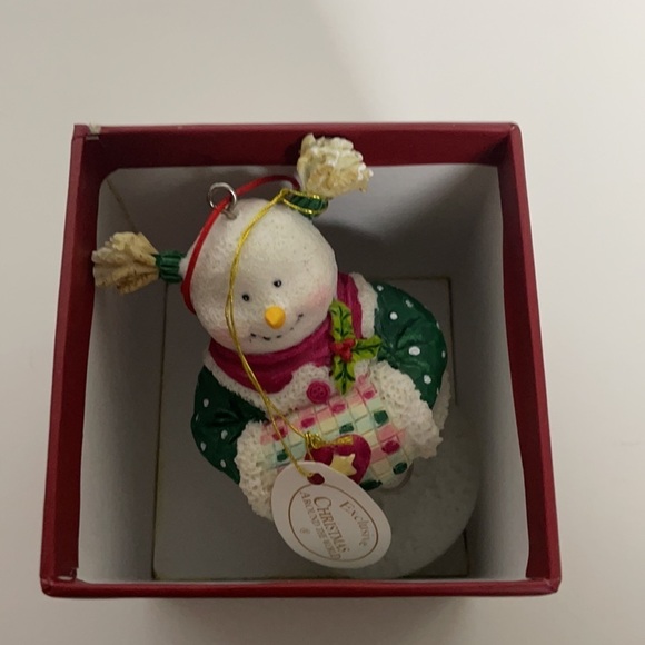 SNOW Woman Snow-globe Christmas Around the World - Picture 11 of 12